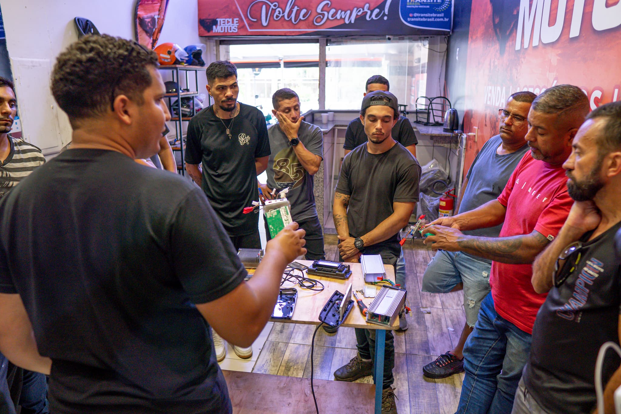 Aula prática de manutenção de scooters elétricas